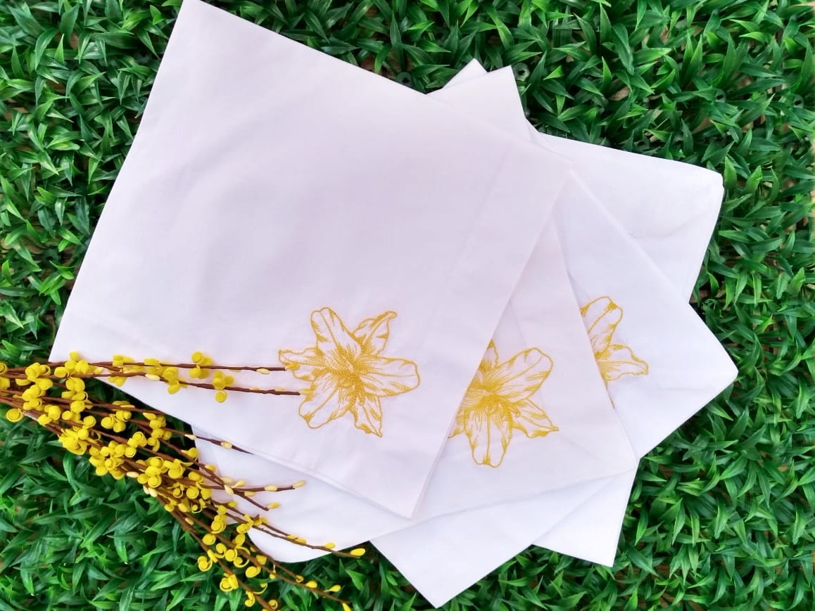 Kit com 6 guardanapos em algodão branco com lírio amarelo
