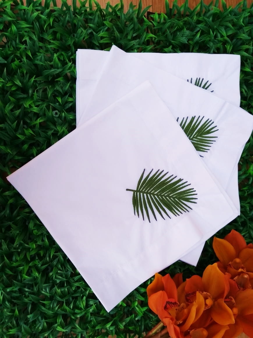 Kit com 4 guardanapos em algodão branco com palmeiras