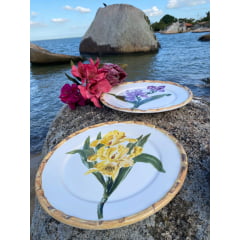 Prato de Sobremesa em Porcelana Orquídea Amarela e Lilás com 8 Prato de Sobremesa em Porcelana Orquídea Amarela e Lilás com 8